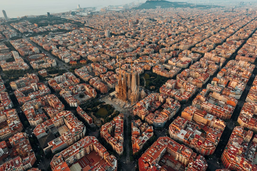 Barcelona’da Sagrada Família ve çevresindeki kent dokusu
