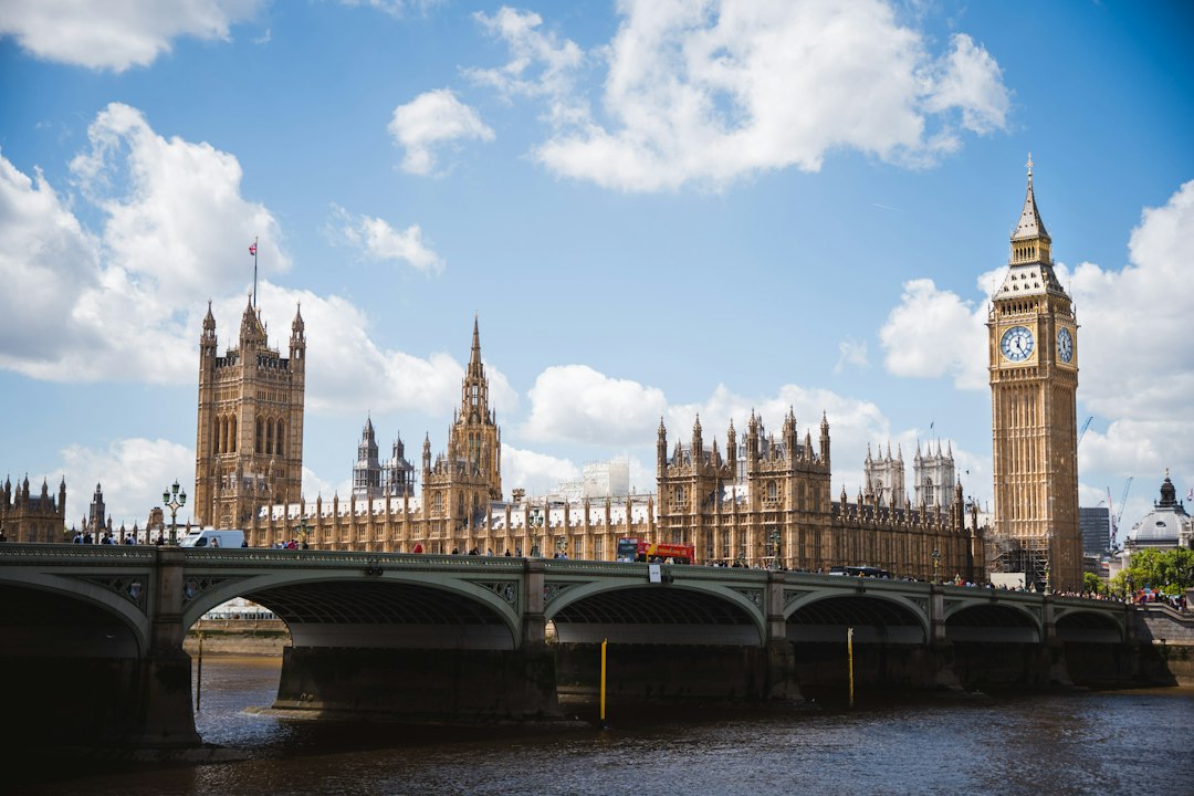 Londra’da Westminster Sarayı, Elizabeth Tower ve Thames Nehri