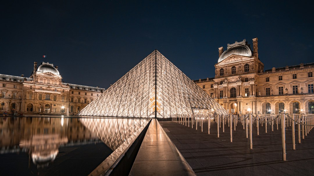 Paris’te Louvre Müzesi ve cam piramidi, gece görünümü